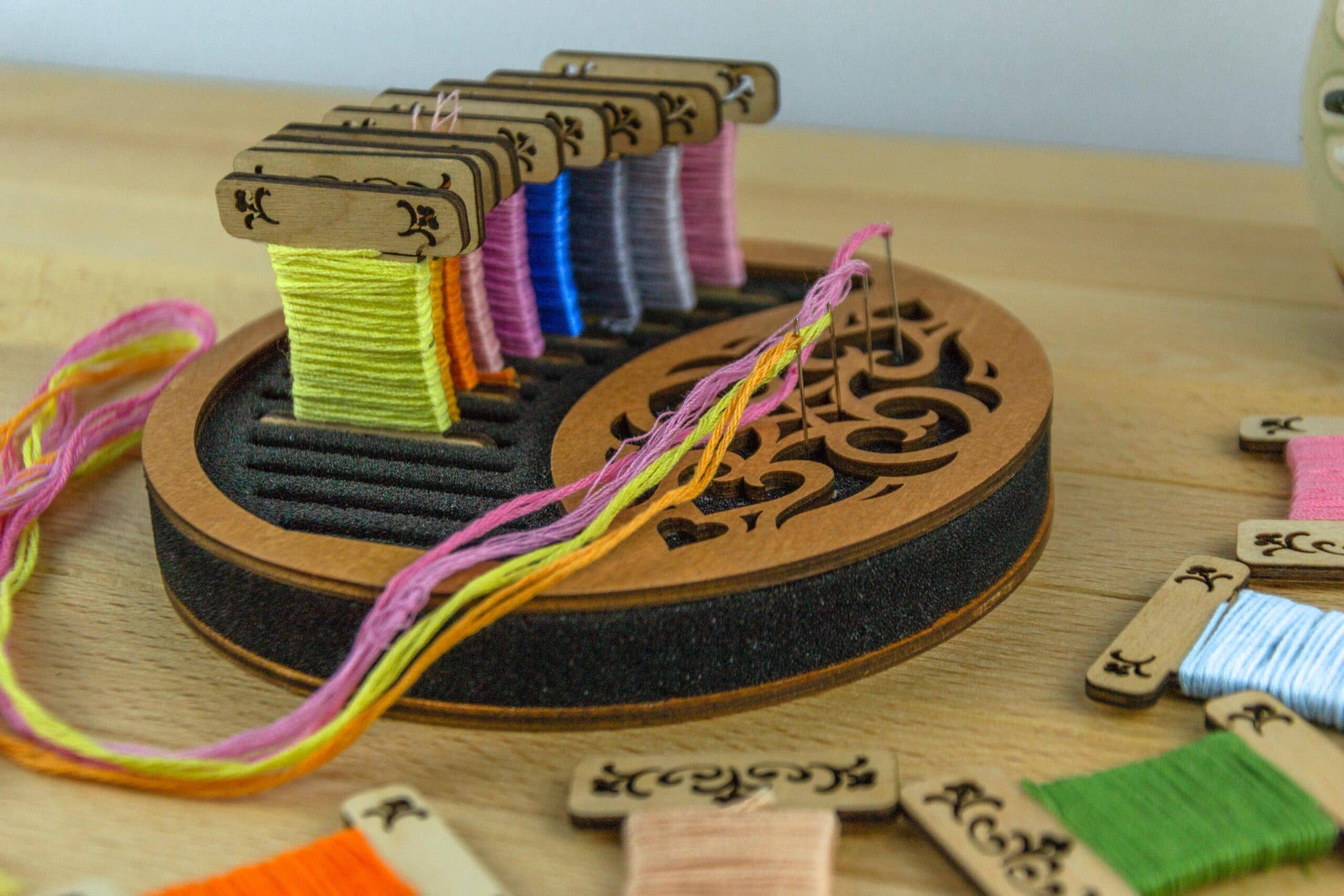 Circular foam stand for wooden, acrylic and other bobbins (spools) thickness 3mm