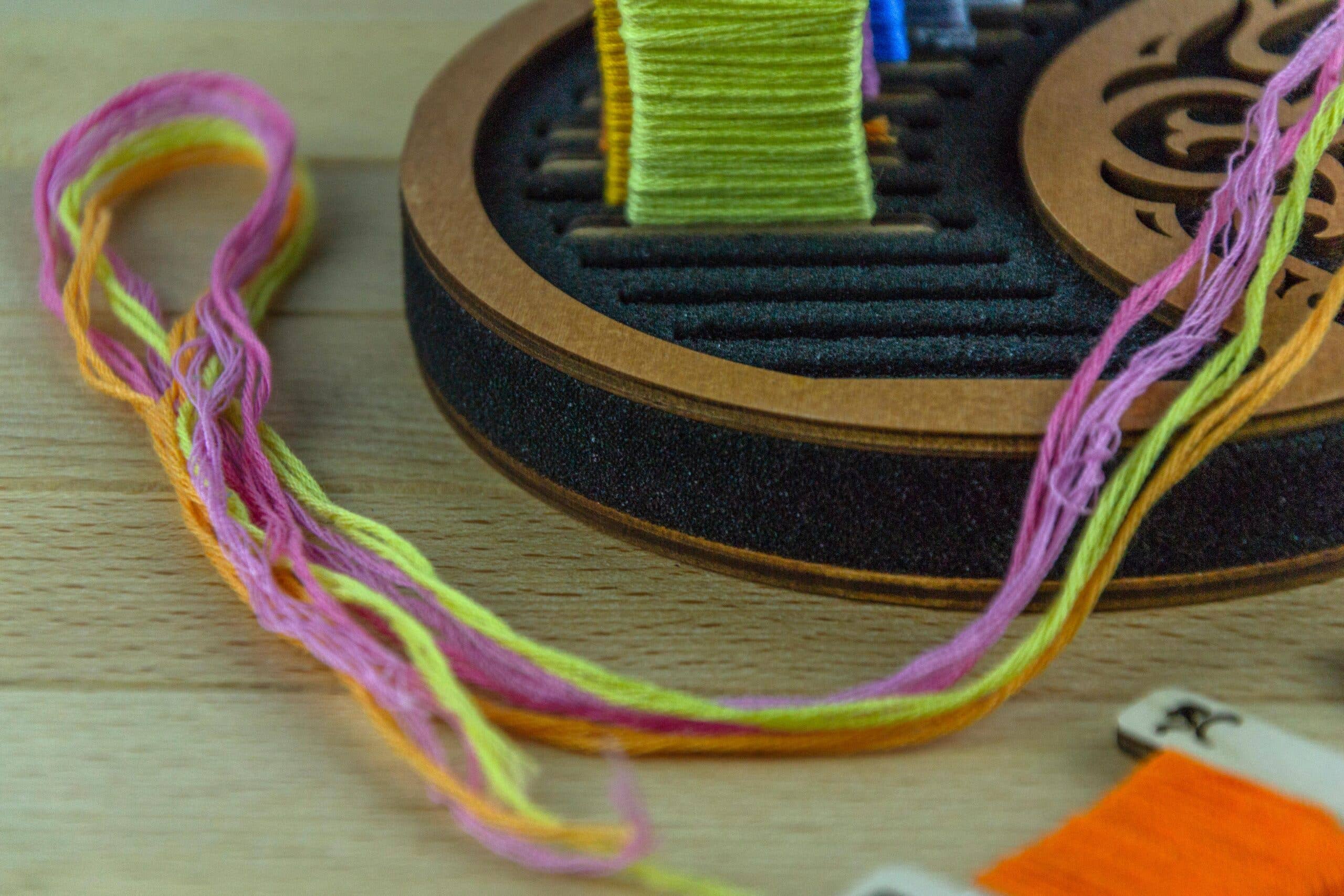 Circular foam stand for wooden, acrylic and other bobbins (spools) thickness 3mm