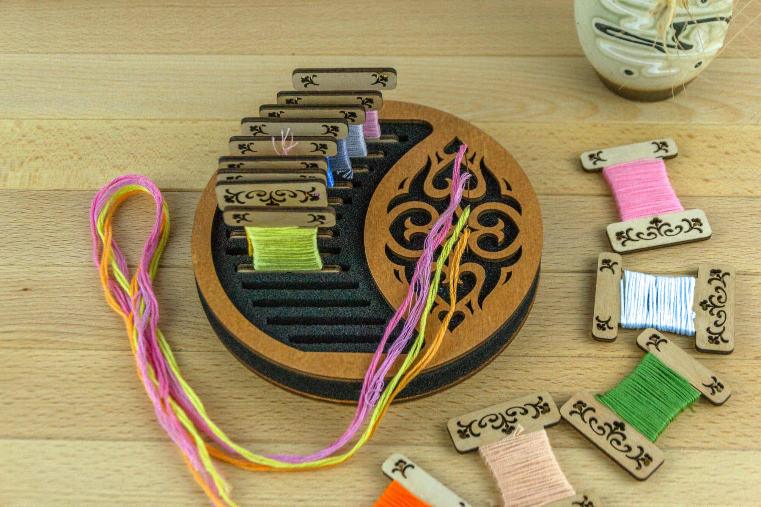 Circular foam stand for wooden, acrylic and other bobbins (spools) thickness 3mm